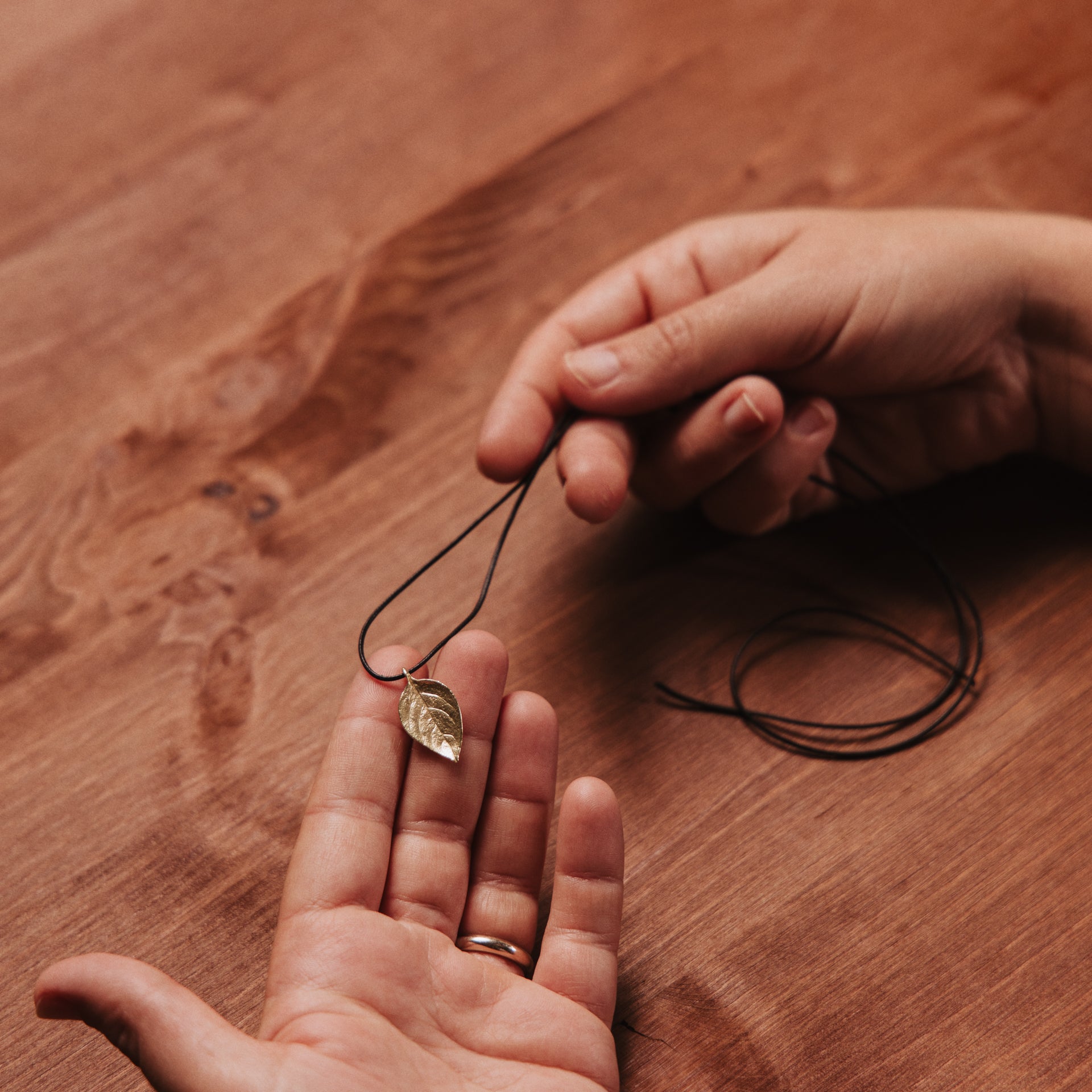 Collana Con Ciondolo A Foglia Traforata Vintage: Grigio Antracite - Foto 5