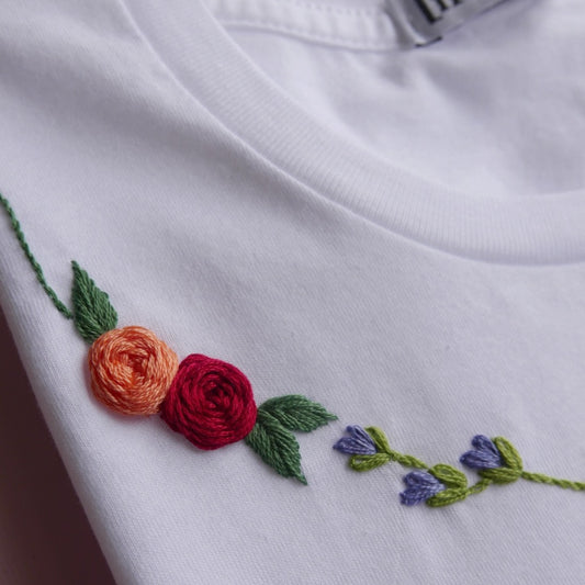 dettaglio fiori girocollo